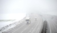 Eis und Schnee auf Fahrzeugen richtig entfernen.