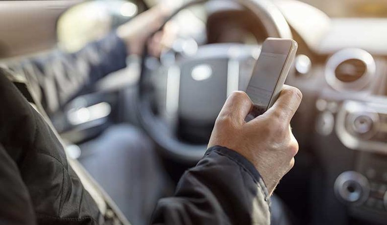 Smartphones beim Fahren: Jeder Fünfte ist abgelenkt