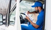 Der Bundesrat hat sich Anfang Februar im Rahmen der geplanten Novelle des Postgesetzes mit der KEP-Branche befasst. Dabei kritisierte die Länderkammer unter anderem die Pläne zur Zustellung schwerer Pakete mit technischen Hilfsmitteln und forderte die Zustellung durch zwei Personen.