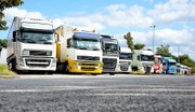 Mehrere Verbände haben sich in einem Schreiben an EU-Verkehrskommissarin Adina Vălean gewandt. Darin fordern sie, die Bemühungen zur Kofinanzierung sicherer Lkw-Parkplätze über 2025 hinaus fortzusetzen.