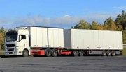 Nach einem aktuellen Urteil des Oberlandesgerichts Stuttgart geht von einem Lang-Lkw eine erhöhte Betriebsgefahr aus. In dem Fall war ein Lang-Lkw beim Abbiegen mit einem Pkw zusammengestoßen.