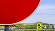 Geisterfahrten gehören zu den größten Gefahren im deutschen Fernstraßennetz. Experten des ADAC und der Polizei geben klare Empfehlungen zum Verhalten bei entgegenkommenden Fahrzeugen.