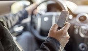 Nachrichten schreiben oder einen Blick auf Social Media werfen: Immer mehr Autofahrer sind am Steuer abgelenkt. Das Verkehrsministerium Baden-Württemberg will fehlende Aufmerksamkeit zum Kernthema seiner Verkehrssicherheitskampagne machen.