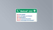 Eine stabile Karte und ein Aufkleber mit der Notrufnummer 112 und den fünf wichtigsten Fragen dienen als Merkhilfe im Arbeitsalltag