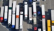 In Europa fehlen zehntausende Lkw-Stellplätze – eine Herausforderung, die Fahrpersonal und Fuhrparkmanagement gleichermaßen betrifft. Eine neue IT-Lösung soll helfen, das Problem zu lindern.