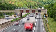 Wer den Tempomat absichtlich über der zulässigen Höchstgeschwindigkeit einstellt, muss mit einer höheren Geldbuße rechnen. Ein Gericht sah in der Einstellung einen vorsätzlichen Verstoß gegen das Tempolimit.