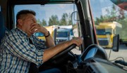 In einer Umfrage unter 3.500 Berufskraftfahrerinnen und -fahrern gaben 90 Prozent an, dass arbeitsbezogener Stress negative Auswirkungen auf ihr eigenes Fahrverhalten hat.