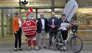 Die Aktion Kinder-Unfallhilfe ist seit Jahrzehnten eng mit der Selbstverwaltung der BG Verkehr verbunden. Aktuell sind zwei „Ehrenritter“ in der Selbstverwaltung aktiv: Uta Alborn in der Vertreterversammlung und Wolfgang Anwander im Vorstand.