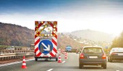 Die Autobahn GmbH rüstet alle fahrbaren Absperrtafeln mit digitalen Baustellenwarnern aus. Das System warnt damit Autofahrer frühzeitig vor Tagesbaustellen und erhöht so die Verkehrssicherheit.