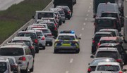 Sommerferien bedeuten volle Straßen und Staus. Der Deutsche Verkehrssicherheitsrat (DVR) ruft Autofahrende dazu auf, sich an Verkehrsregeln zu halten – für mehr Sicherheit auf Urlaubsfahrten.