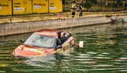 Ein Auto stürzt ins Wasser – was tun? Ein ADAC-Test zeigt, wie wenig Zeit zur Rettung bleibt und warum Fenster die einzige Chance bieten.