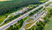 Lkw-Fahrerinnen und -Fahrer können bundesweit ab sofort per App die Belegung von Parkplätzen auf Autobahnraststätten in Echtzeit prüfen. Der neue Stellplatzinformationsdienst geht in die Pilotphase.