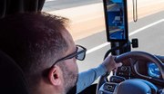 Die BG Verkehr sucht Lkw-Fahrerinnen und Fahrer mit Gleitsichtbrillen für eine Studie zu Spiegelersatzsystemen (SES) in Fahrzeugen. Die Testfahrten finden in einem Fahrsimulator in Dresden statt.