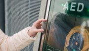 Auf Raststätten gibt es meist Defibrillatoren – auf Autohöfen jedoch fast nie. Die ADAC Stiftung warnt, dass dies im Ernstfall Leben kosten kann.