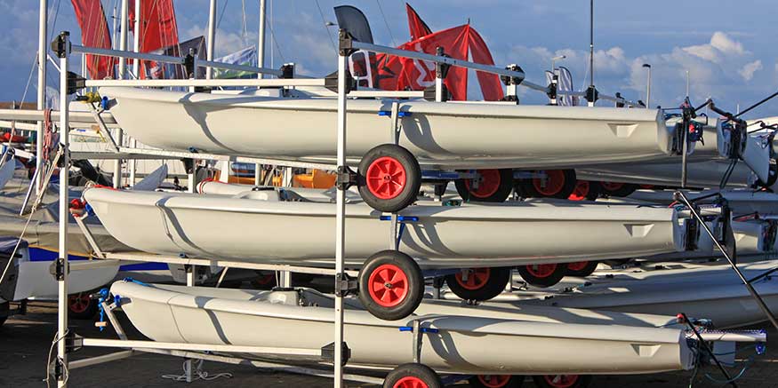 mehrere Segelboote auf Trailern übereinander