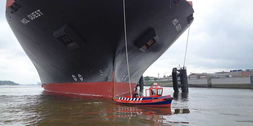 Festmacherboot vor Seeschiff