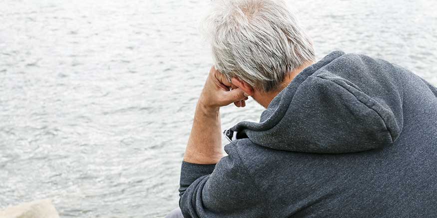 Mann blickt auf Wasser