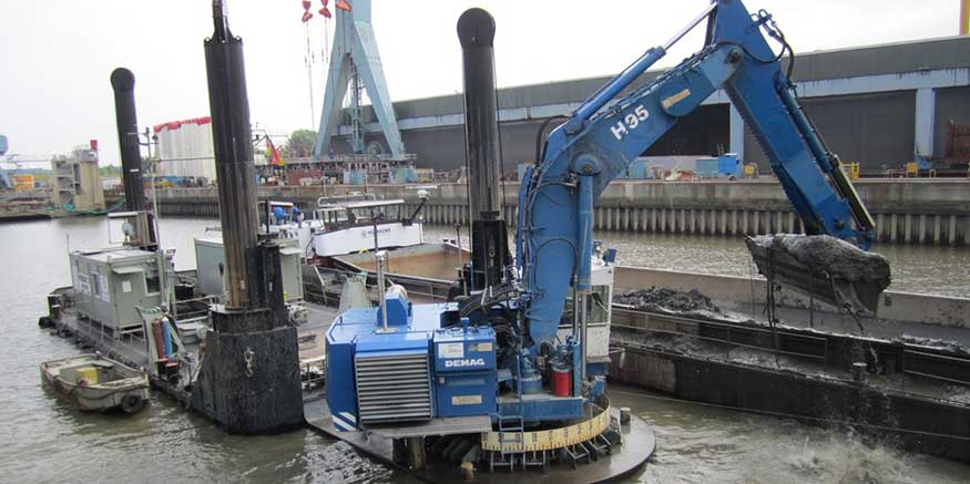 Hydraulikbagger auf Schwimmkörper