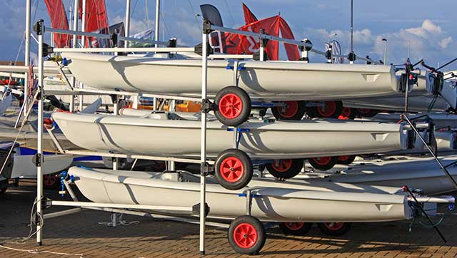 mehrere Segelboote auf Trailern übereinander