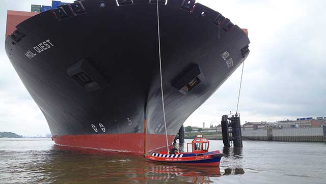 Festmacherboot vor Seeschiff