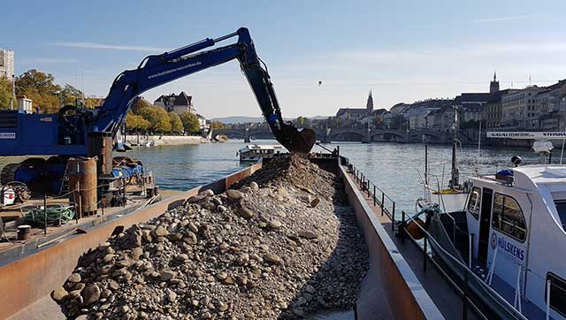 Content-Teaser_Binnenschifffahrt_Schwimmende-Geräte_Betrieb.jpg Binnenschiff wird von Bagger beladen