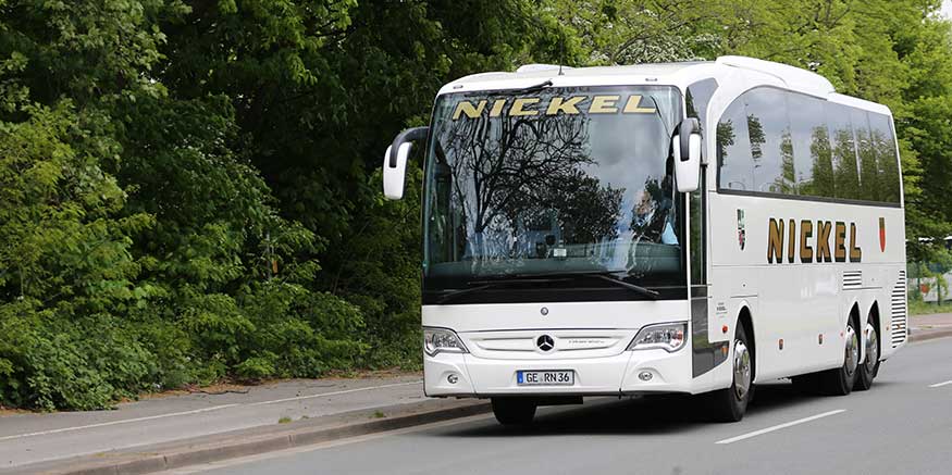 Reisebus fährt auf Straße