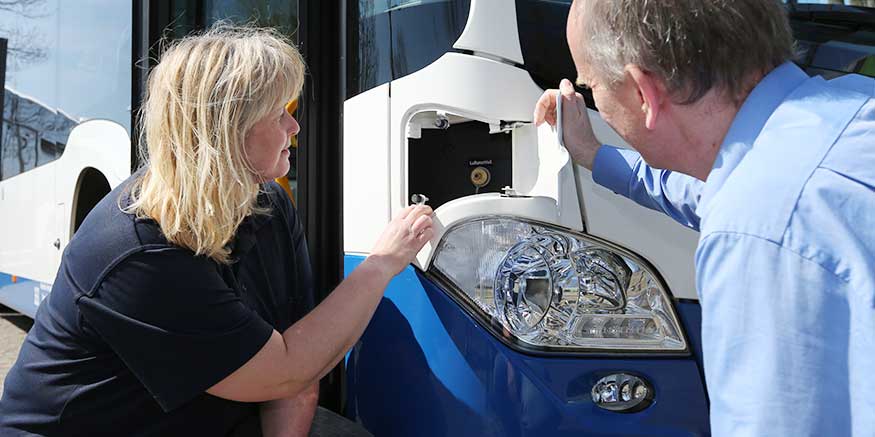 Sicherheitsbeauftragter prüft mit Busfahrerin den Bus
