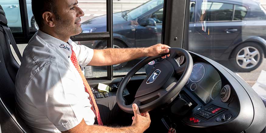 Busfahrer am Steuer