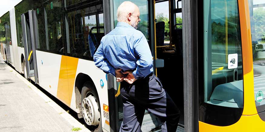 Busfahrer dehnt seinen Rücken