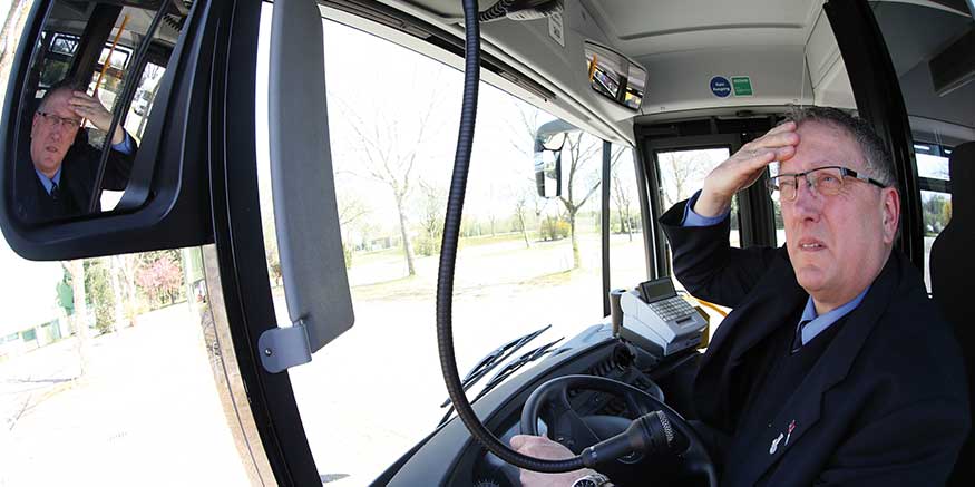 Busfahrer wischt sich über verschwitzte Stirn