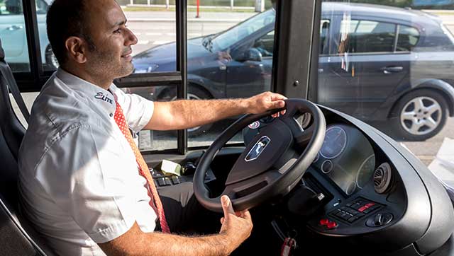 Busfahrer am Steuer