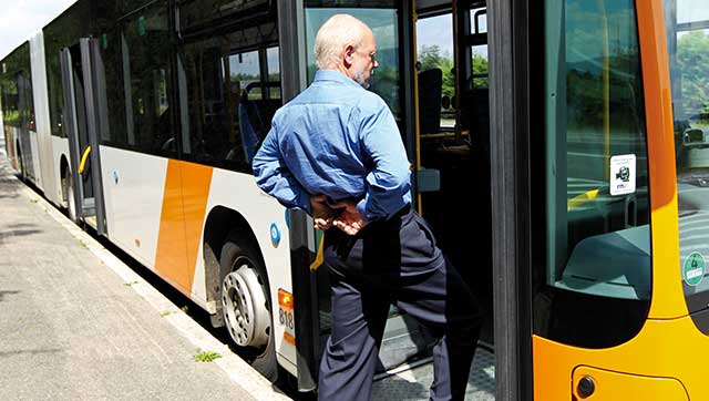 Busfahrer dehnt seinen Rücken