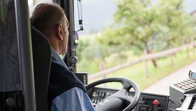 Busfahrer hinterm Steuer