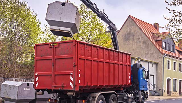 Glascontainer wird entleert