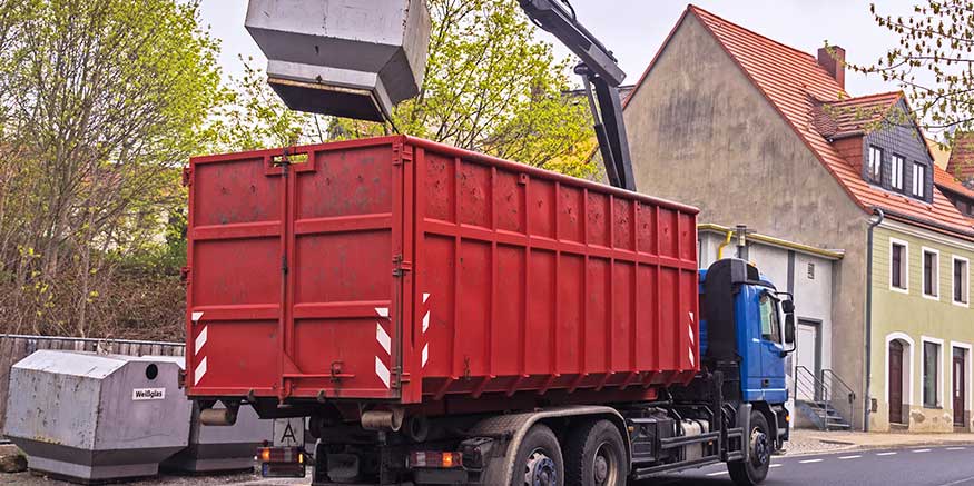 Glascontainer werden entleert