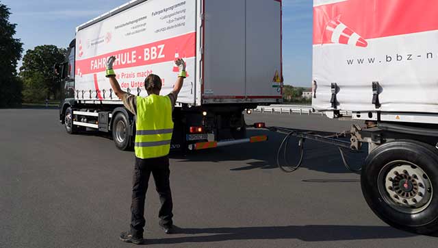 Sicheres Arbeiten am Fahrzeug — BG Verkehr