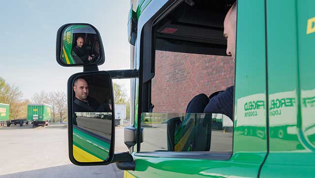 Lkw-Fahrer hat Seitenscheibe heruntergelassen