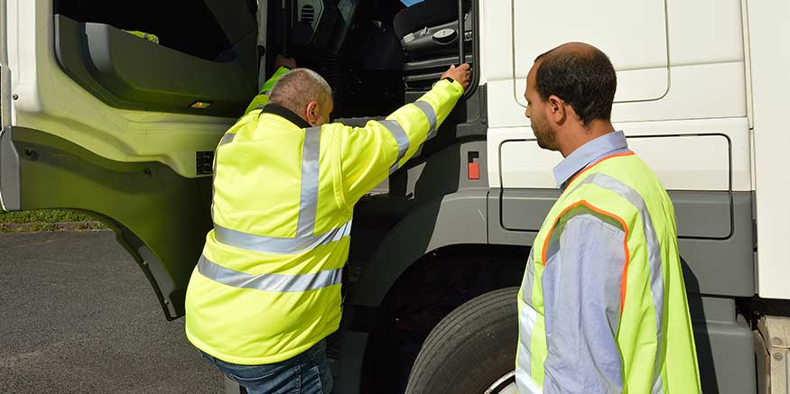 Fahrer steigt in Lkw