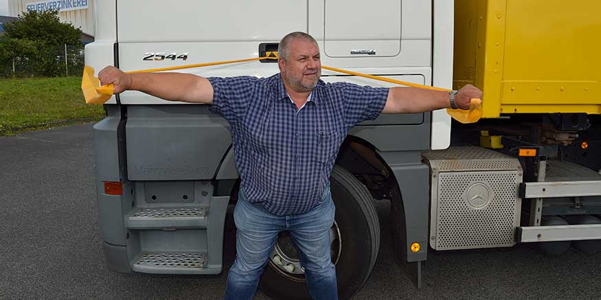 Lkw-Fahrer macht Theraband-Übung