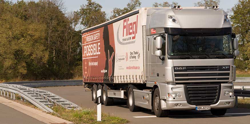 Lkw fährt auf Straße