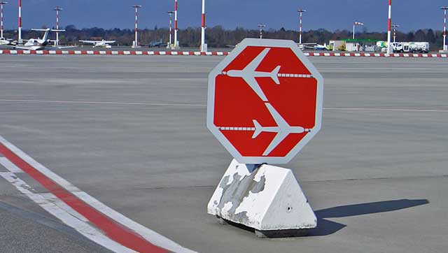 Verkehrschild und Bodenmarkierung auf dem Flughafen-Vorfeld