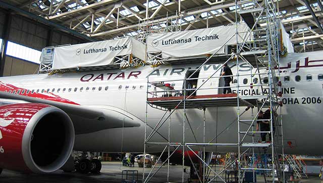 Flugzeug in Hangar