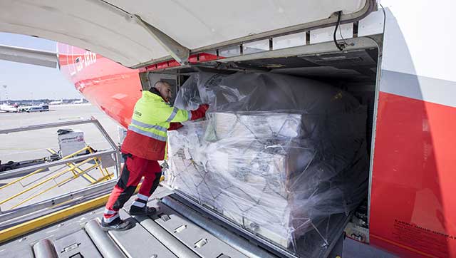 Verladung von Luftfrachtgut in Flugzeug