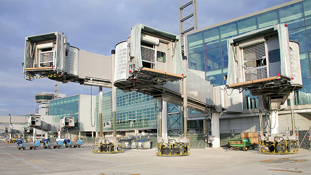 Fluggastbrücken auf dem Flughafen-Vorfeld