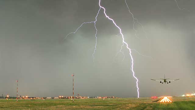 Blitze über Flughafen-Rollfeld