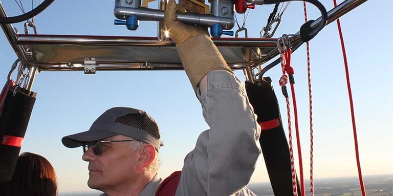 Pilot betätigt Ventil für den Hauptbrenner während der Ballonfahrt