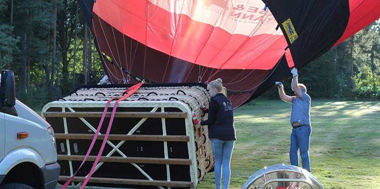 Aufrüstung eines Ballons auf dem Startplatz