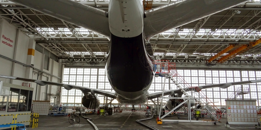 Flugzeug im Hangar zur Wartung