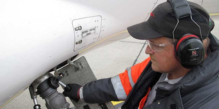 Arbeiter auf dem Flughafen-Vorfeld mit Kapselgehörschutz