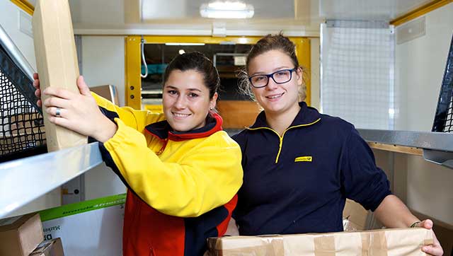 Zwei Postbeschäftigte beim Sortieren